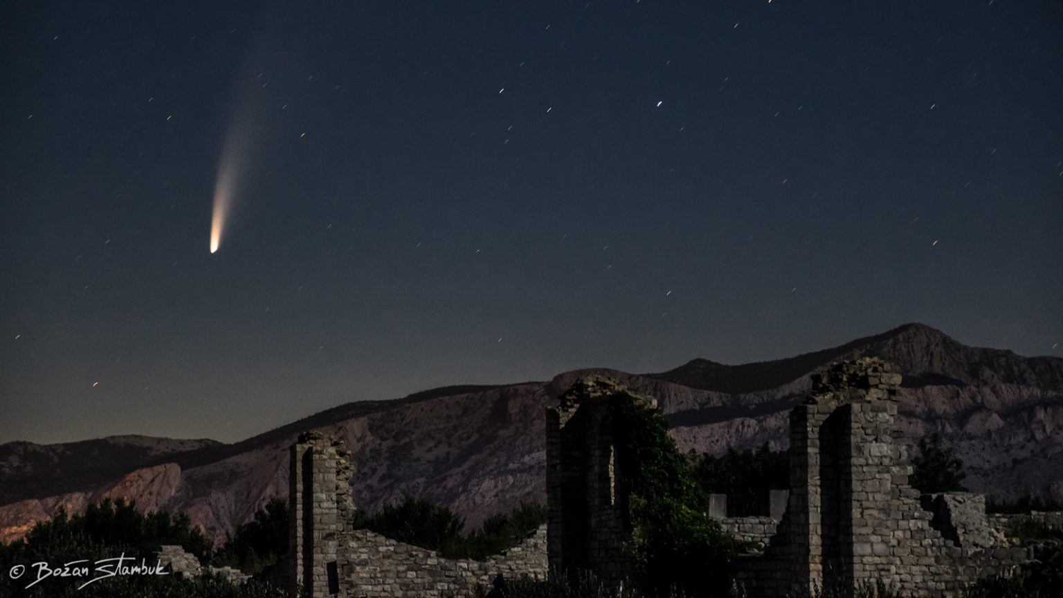 komet Neowise iznad antičkih ruševina